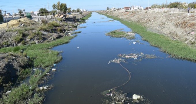 Ndotja ne plazhe. Ne Durres, ujrat e zeza ende shkarkohen ne det
